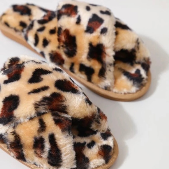 ❤️4 for $25❤️Leopard Graphic Fluffy Slippers Tan/Brown - Picture 2 of 3